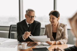 What does a business advisor do